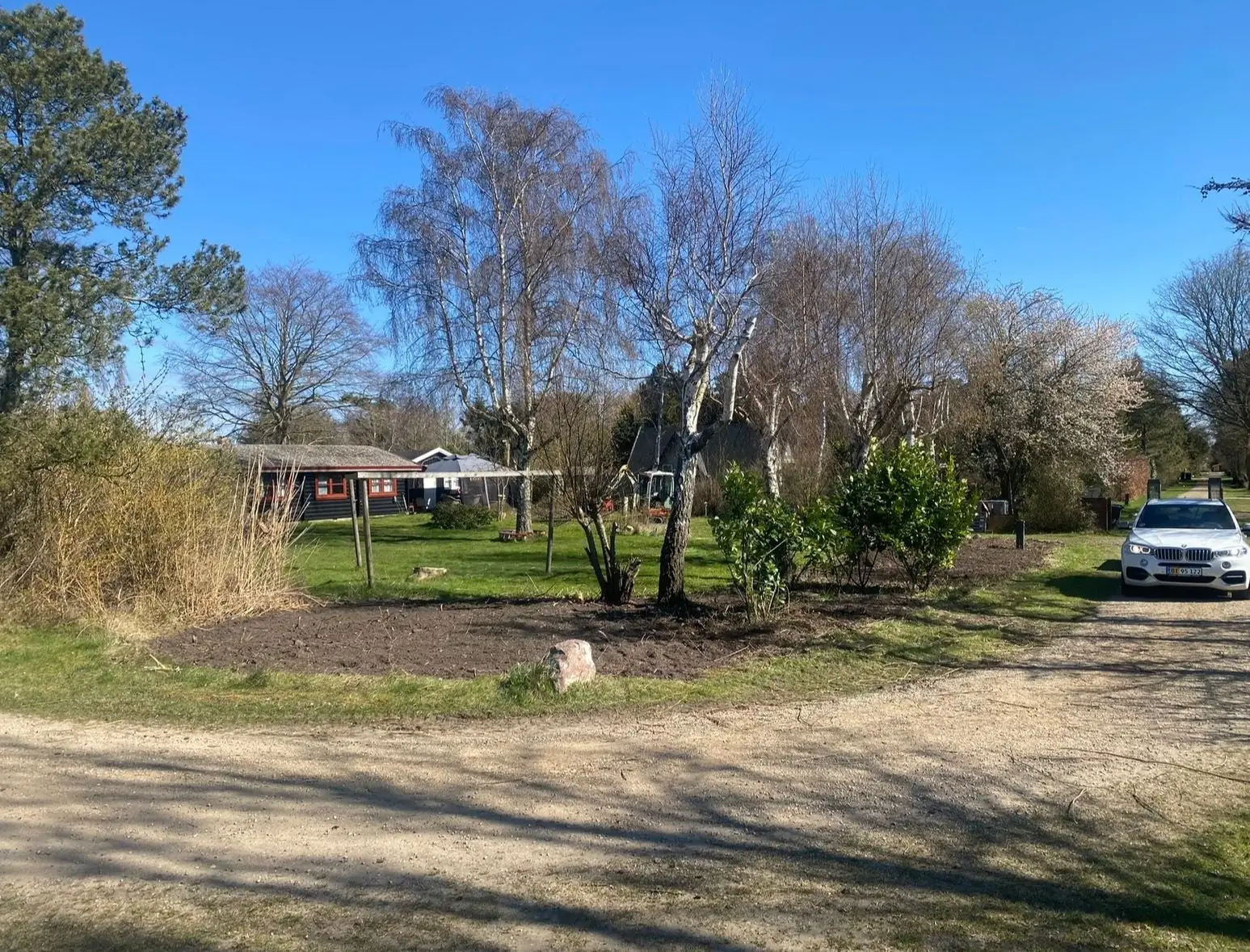 Grusvej og have efter buskrydning
